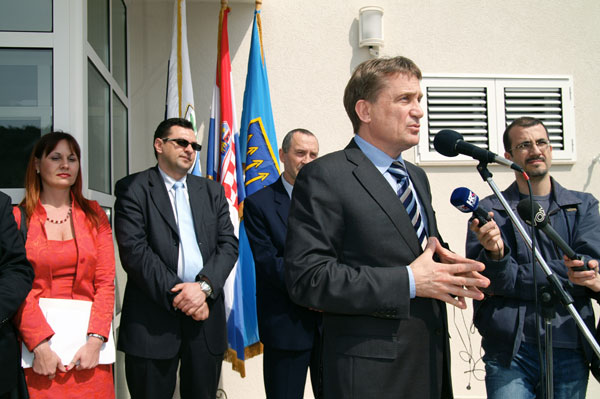 2009. 04. 03. - Ministar Kalmeta otvorio ambulantu na Pašmanu i obišao radove na Malom Ždrelcu